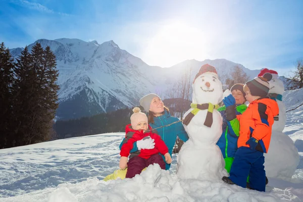 Family Mother Girl Two Boys Build Dress Snowman Using Scarf — Fotografia de Stock