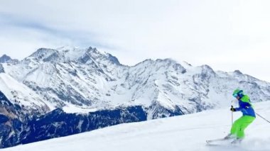 Çocuk kayak yokuşunda güzel dağ sıralarında Fransız Alpleri Mont Blanc zirvesine çıkıyor.