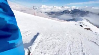 Alp yamacında kayakçının kayakçısından alçak açılı hızlı çekim.