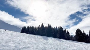 Güzel kar köknar ağaçlarını kaplamış Alp tatil köyünün hareket manzarası