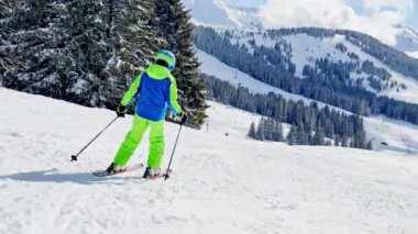 Çocuk kayak yokuşunda güzel dağ sıralarında Fransız Alpleri Mont Blanc zirvesine çıkıyor.