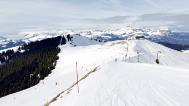 Alp kayak pisti kış boyunca yüksek dağlarda panoramik manzara