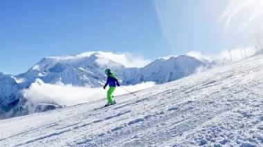 Çocuk kayak yokuşunda güzel dağ sıralarında Fransız Alpleri Mont Blanc zirvesine çıkıyor.