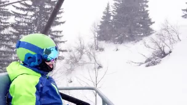 Близкий Портрет Мальчика Сидящего Спортивном Наряде Маске Шлема Катающегося Лыжах — стоковое видео