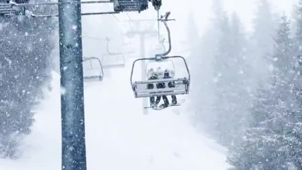 Tung Snöfall Alpin Resort Med Många Stolar Skidlift Flytta Repet — Stockvideo
