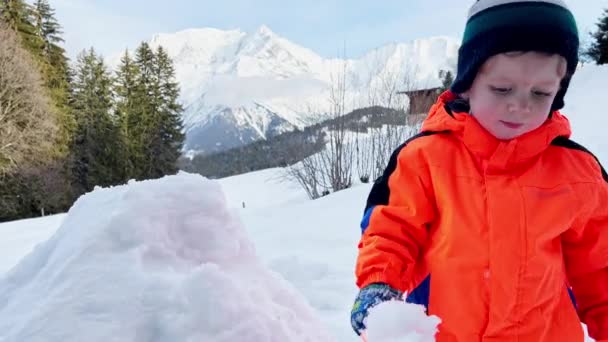 Ragazzino Cappotto Arancione Gioca Con Pala Neve All Aperto Nella — Video Stock