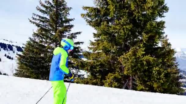 Criança Passeio Pista Esqui Descida Bela Gama Montanhas Com Panorama — Vídeo de Stock