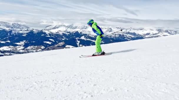 Child Ride Ski Slope Downhill Beautiful Mountain Range Panorama French — Vídeo de Stock