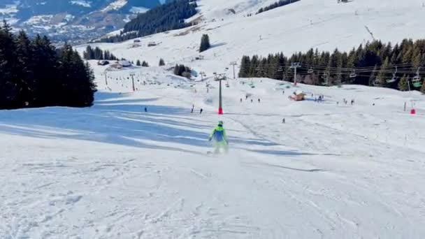 Child Ride Ski Slope Downhill Beautiful Mountain Range Panorama French — Vídeo de Stock