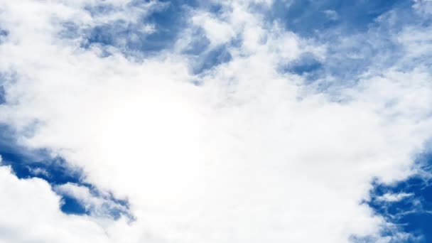 Aşağıdan Mavi Gökyüzünde Hareket Eden Beyaz Bulutların Görüntüsü — Stok video