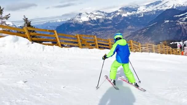Boy Ride Ski Slope Downhill Beautiful Mountain Range Panorama French — Vídeo de Stock