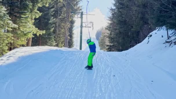 Menino Subir Segurando Bar Ski Lift Resort Alpino Esporte Férias — Vídeo de Stock