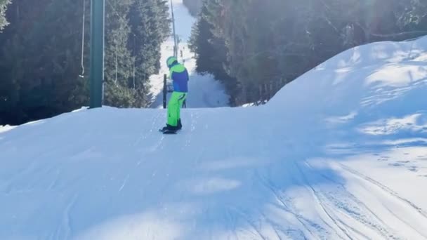Ragazzo Salire Tenendo Bar Skilift Sulla Località Alpina Vacanza Sportiva — Video Stock