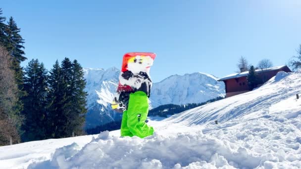 Kar Bacak Snowboard Sporcuları Arka Planda Alp Tepelerinde Havada Sallanıyorlar — Stok video