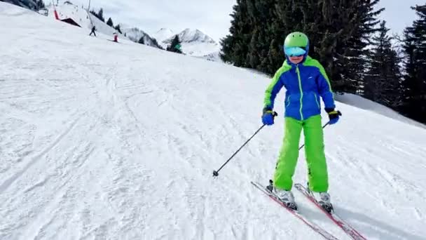 Boy Ride Ski Slope Downhill Beautiful Mountain Range Panorama French — Vídeo de Stock