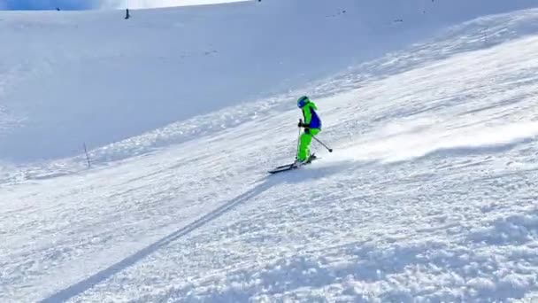 Boy Ride Fast Ski Slope Downhill Beautiful Mountain Range Panorama — Wideo stockowe