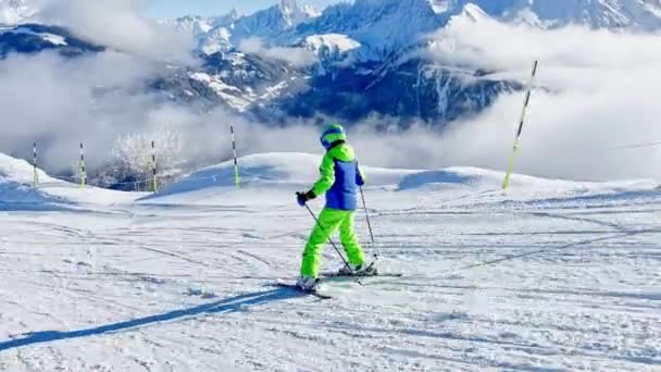 Boy Ride Fast Ski Slope Downhill Beautiful Mountain Range Panorama — Vídeo de Stock