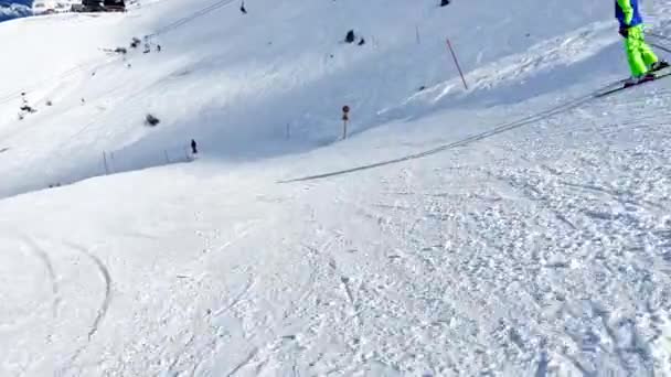 Rapaz Passeio Rápido Pista Esqui Descida Bela Gama Montanhas Com — Vídeo de Stock