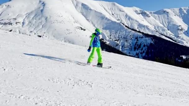 Menino Ação Snowboard Deslize Pela Encosta Alpes Picos Montanha Fundo — Vídeo de Stock