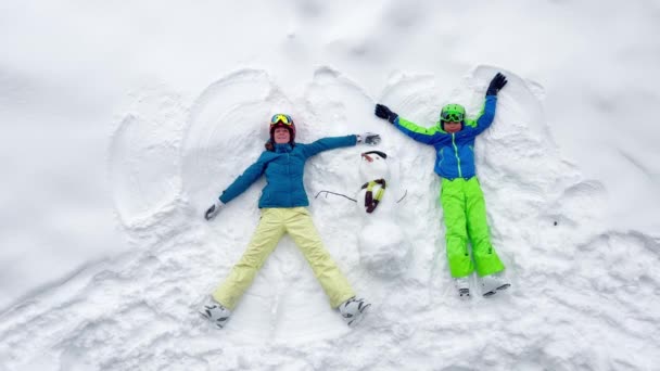 Koncepcja Urlopu Narciarskiego Dwie Osoby Kobieta Młody Chłopiec Leżący Śniegu — Wideo stockowe