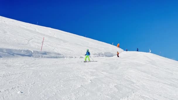 Boy Skiing Downhill Camera Skiing Track Alpine Winter Resort — Vídeo de Stock