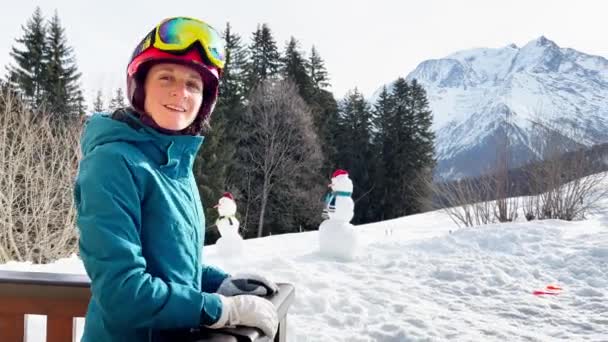Mujer Traje Esquí Alpino Parada Balcón Sonriendo Mirando Cámara Montaña — Vídeos de Stock