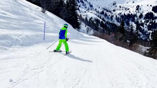 Menino Passeio Pista Esqui Descida Bela Gama Montanhas Com Panorama — Vídeo de Stock