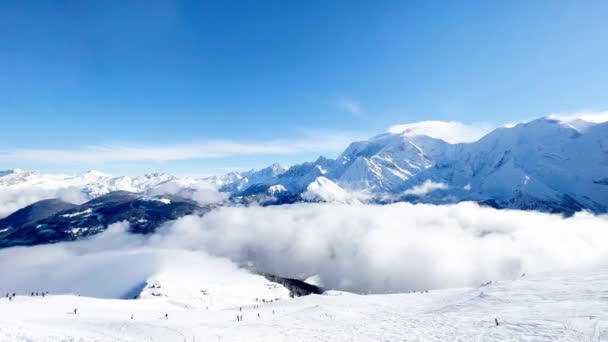 Alpine Ski Track Panoramic View High Mountains Winter — Vídeo de stock