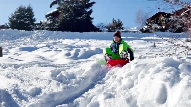 Jongen Rijdt Slee Downhill Plezier Hebben Bergen Wintervakantie — Stockvideo