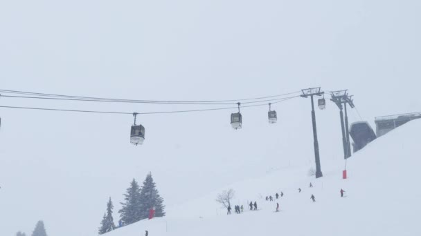 Uitzicht Van Onderen Vele Skilift Hutten Touw Weg Alpine Resort — Stockvideo