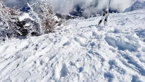 雪地上的一对滑雪板 纵观美丽的雪山高山山谷 高山上的浓雾 — 图库视频影像