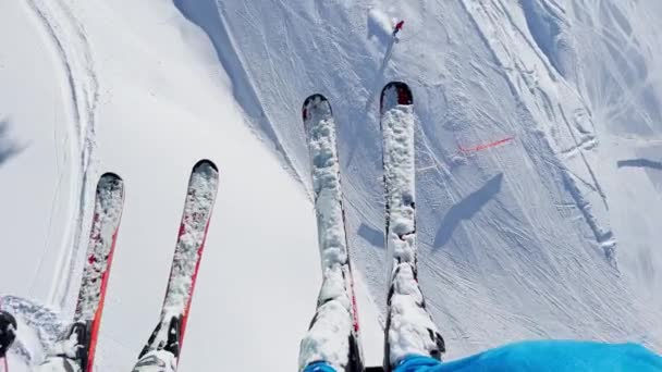 Vista Cima Elevador Esqui Pernas Dois Pares Esquis Pendurados Sobre — Vídeo de Stock