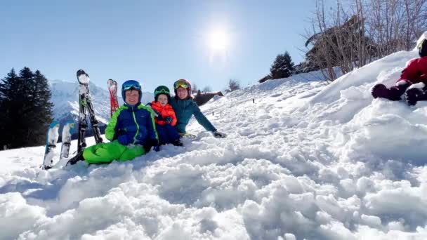 Plezier Skivakantie Twee Jonge Jongens Moeder Sport Outfit Zitten Samen — Stockvideo