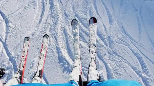 Vista Cima Elevador Esqui Pernas Dois Pares Esquis Pendurados Sobre — Vídeo de Stock