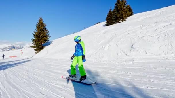 Jongen Actie Snowboard Glijbaan Van Helling Alpen Bergtoppen Achtergrond — Stockvideo