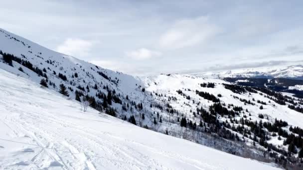 Alpské Sjezdovky Panoramatický Výhled Vysoko Horách Během Zimy — Stock video