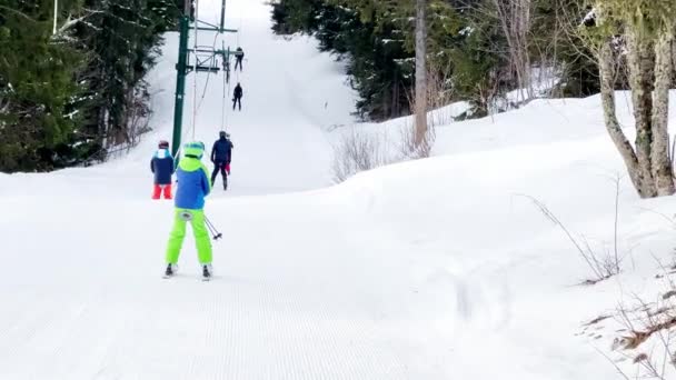 Boy Holding Bar Ski Lift Alpine Resort Sport Vacation Sunny — Vídeo de Stock