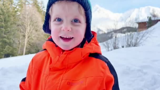 Knappe Jongen Oranje Jas Spelen Sneeuw Fort Winterdag Buiten Bergen — Stockvideo