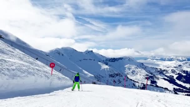 Child Ride Ski Slope Downhill Beautiful Mountain Range Panorama French — Vídeos de Stock