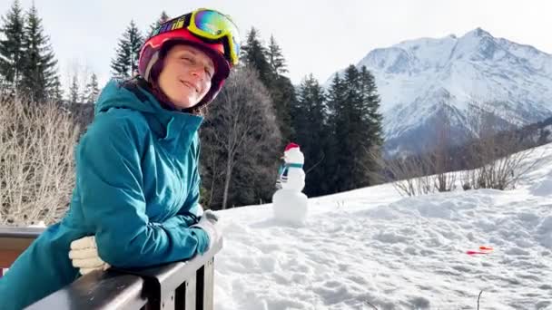Kobieta Alpejskim Stroju Narciarskim Stoi Balkonie Uśmiechnięta Patrząc Kamerę Góry — Wideo stockowe