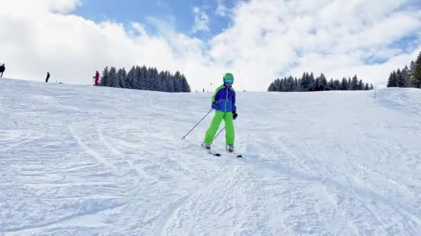 Criança Passeio Pista Esqui Descida Bela Gama Montanhas Com Panorama — Vídeo de Stock