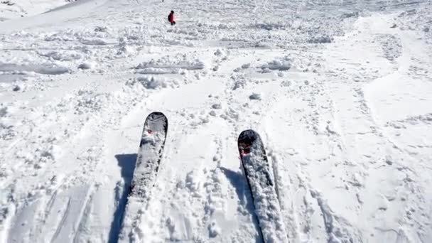 Uitzicht Van Bovenaf Vanaf Skilift Van Paar Ski Bungelend Piste — Stockvideo