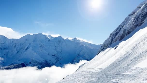 Alpine Skipiste Panoramisch Uitzicht Hoog Bergen Tijdens Winter — Stockvideo