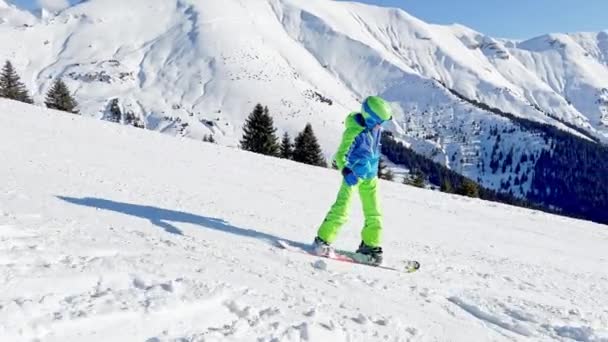Child Ride Ski Slope Downhill Beautiful Mountain Range Panorama French — ストック動画