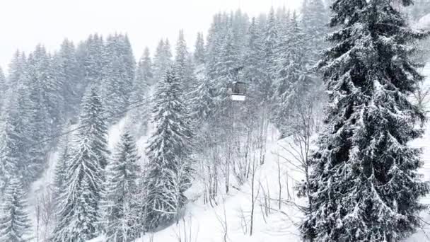 Ski Lift Καρέκλα Κίνηση Στο Δρόμο Σχοινί Στο Αλπικό Χειμερινό — Αρχείο Βίντεο