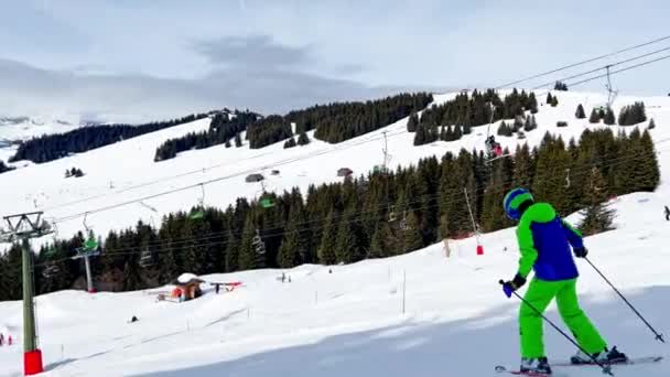 Child Ride Ski Slope Downhill Beautiful Mountain Range Panorama French — Stockvideo