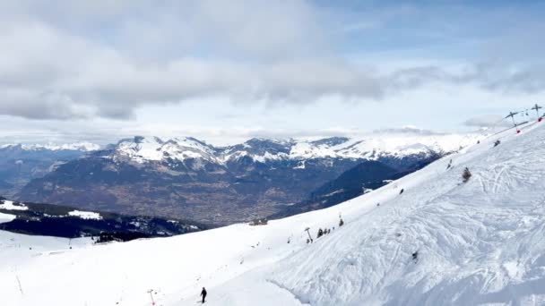 Alpské Sjezdovky Panoramatický Výhled Vysoko Horách Během Zimy — Stock video