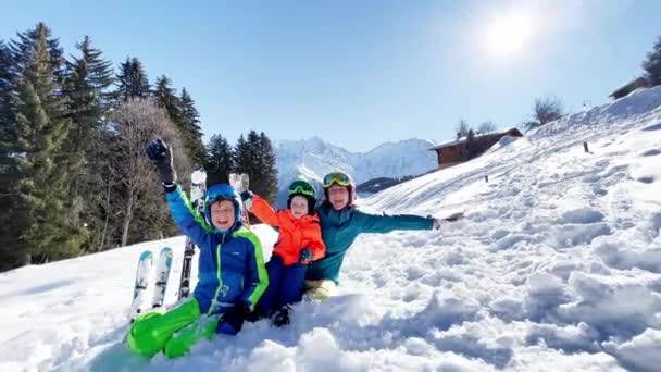 Spaß Skiurlaub Hintergrund Sitzen Zwei Kleine Jungen Und Mutter Sportkleidung — Stockvideo