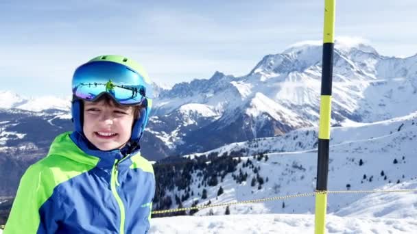 Face Portrait Happy Boy Ski Snowboard Outfit Smiling Mountains Peaks — Stock Video