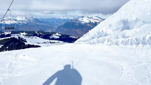 Snelle Motion Shot Van Lage Hoek Van Ski Van Skiër — Stockvideo